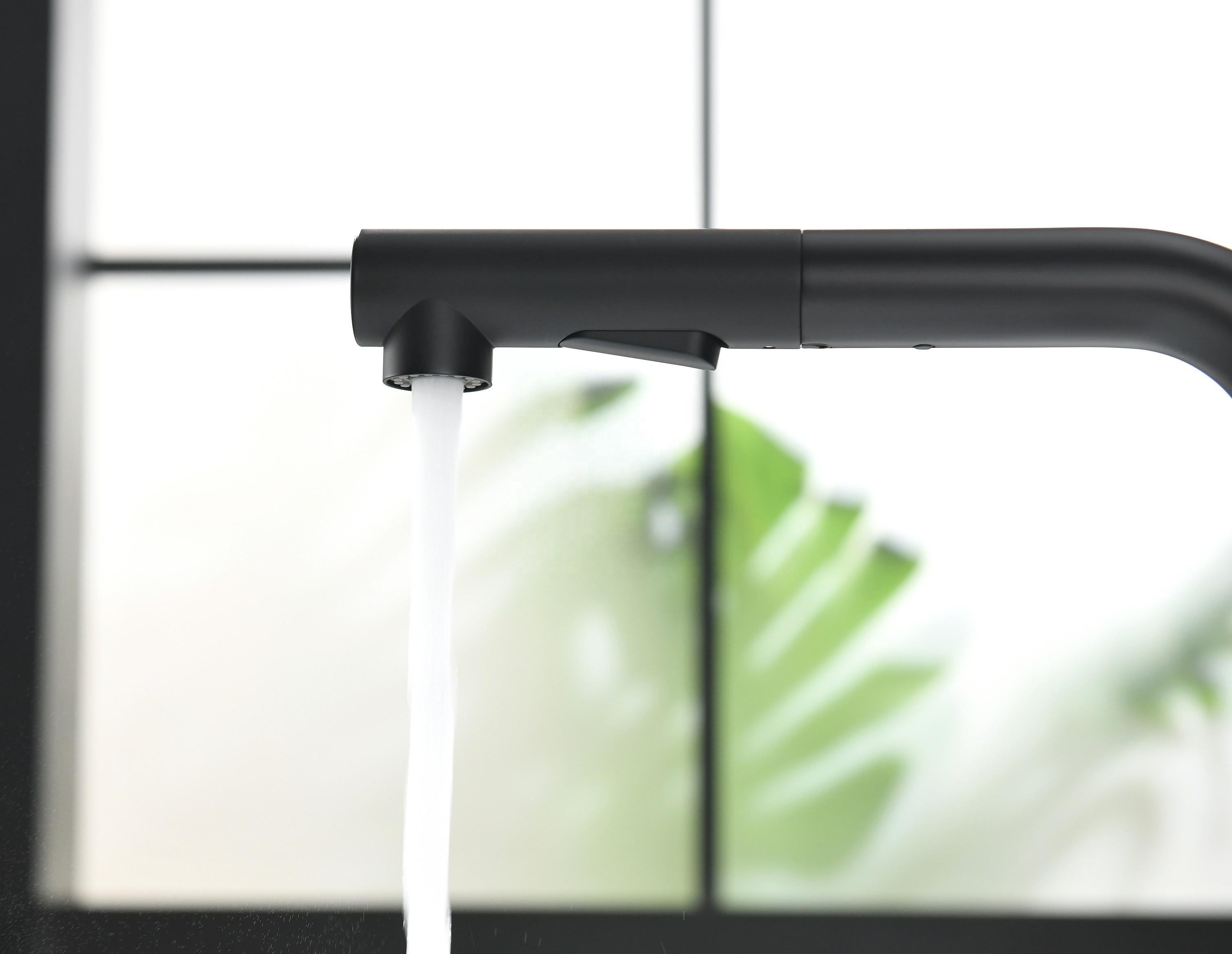 Robinet d'eau Pulvérisation Robinet d'évier de cuisine noir Pivotant Pull Out Robinets de cuisine à poignée unique