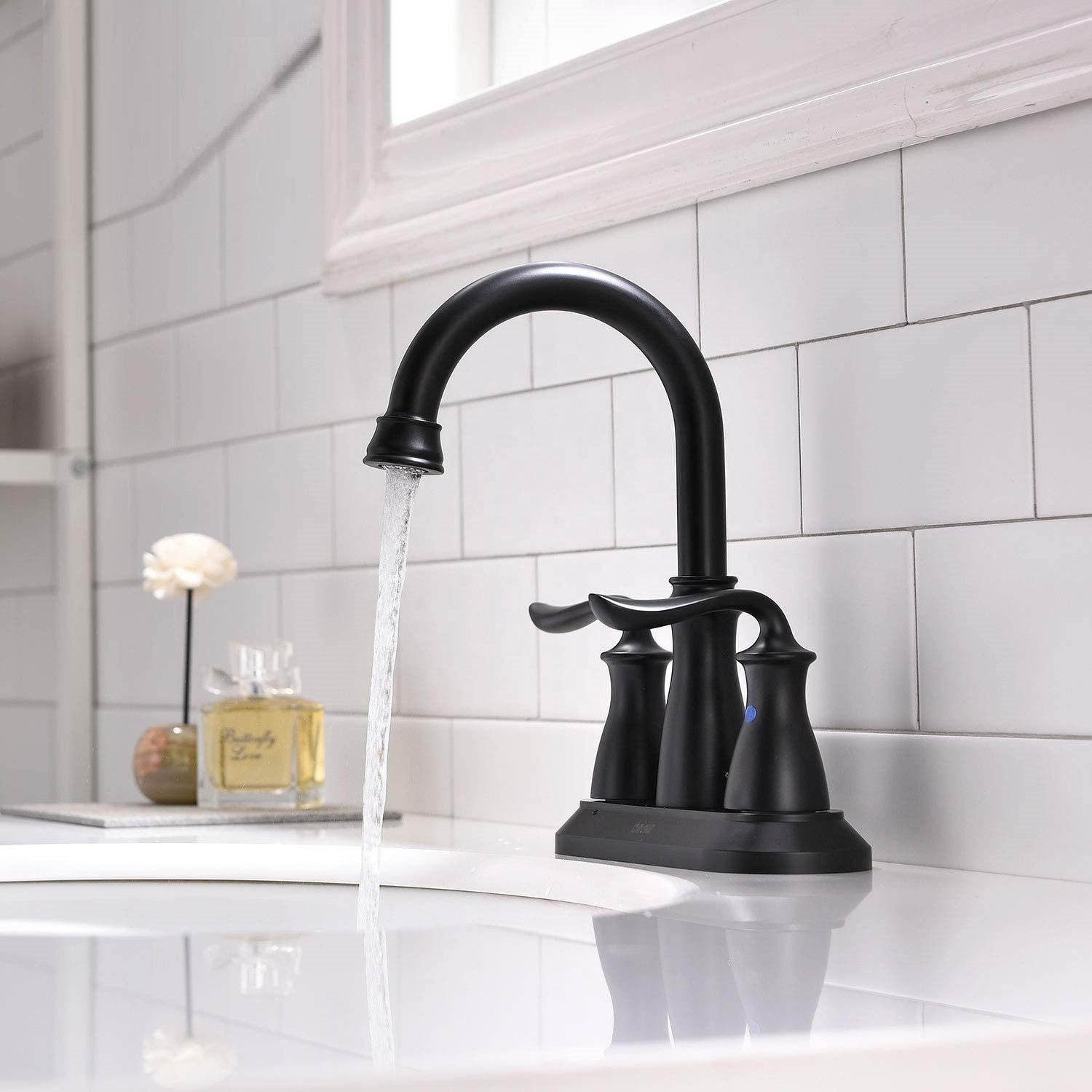 Robinet de lavabo monté sur le pont Robinets noir mat Robinets de salle de bain à poignée à 3 trous