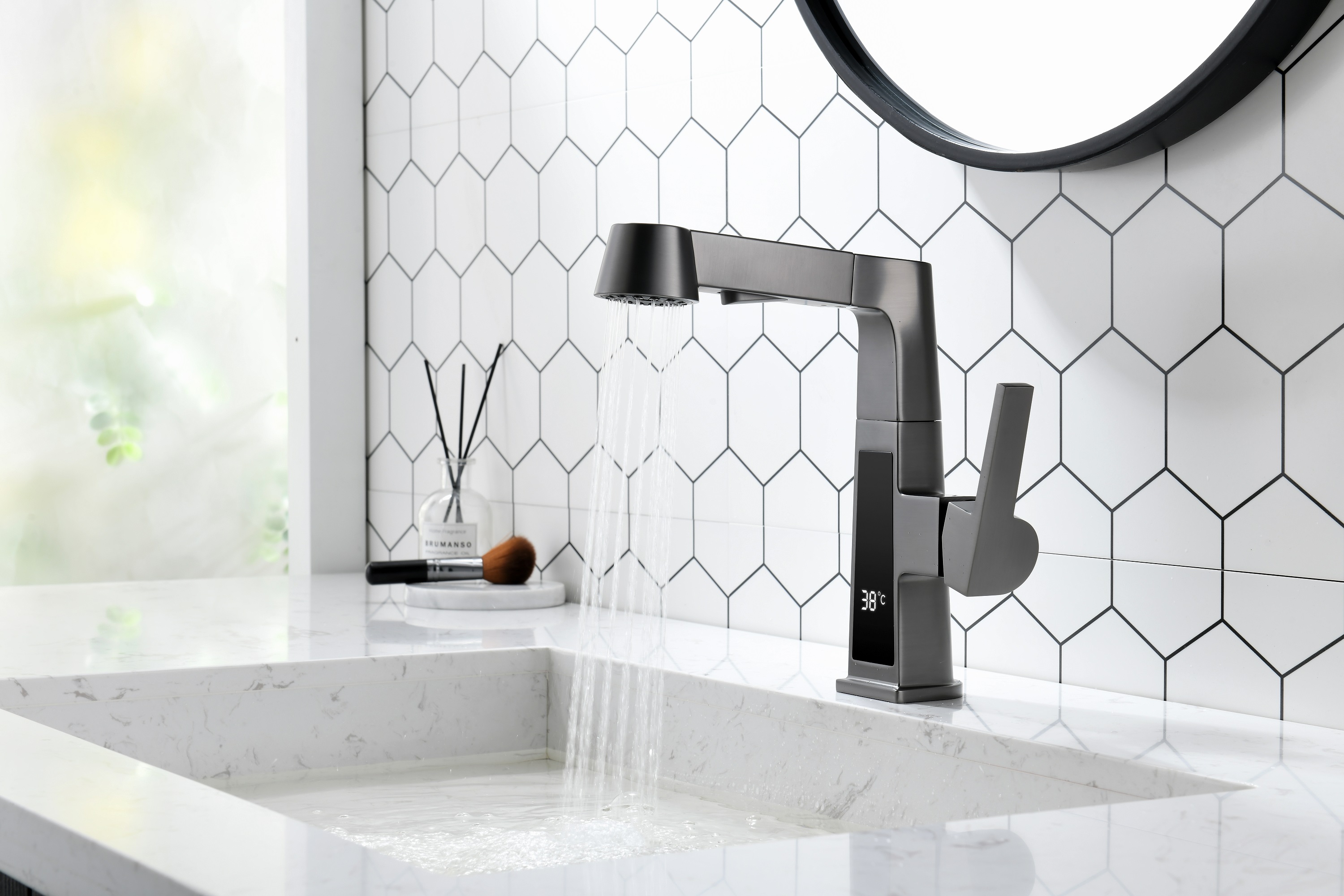 Robinet de lavabo carré noir avec affichage de la température du robinet de salle de bain