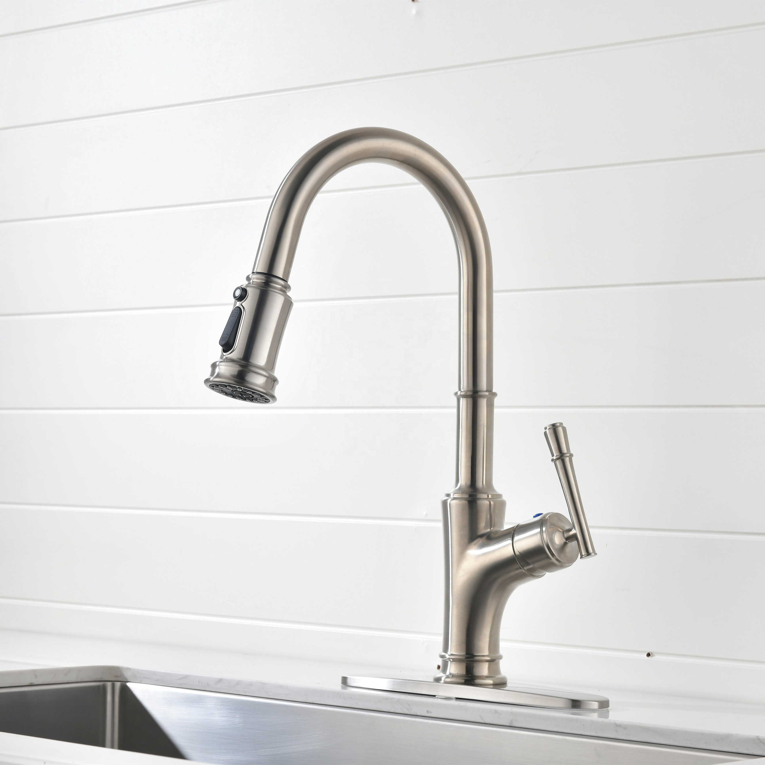 Articles sanitaires montés sur le pont en acier inoxydable nickel brossé robinets mitigeurs d'évier de cuisine chaude et froide
