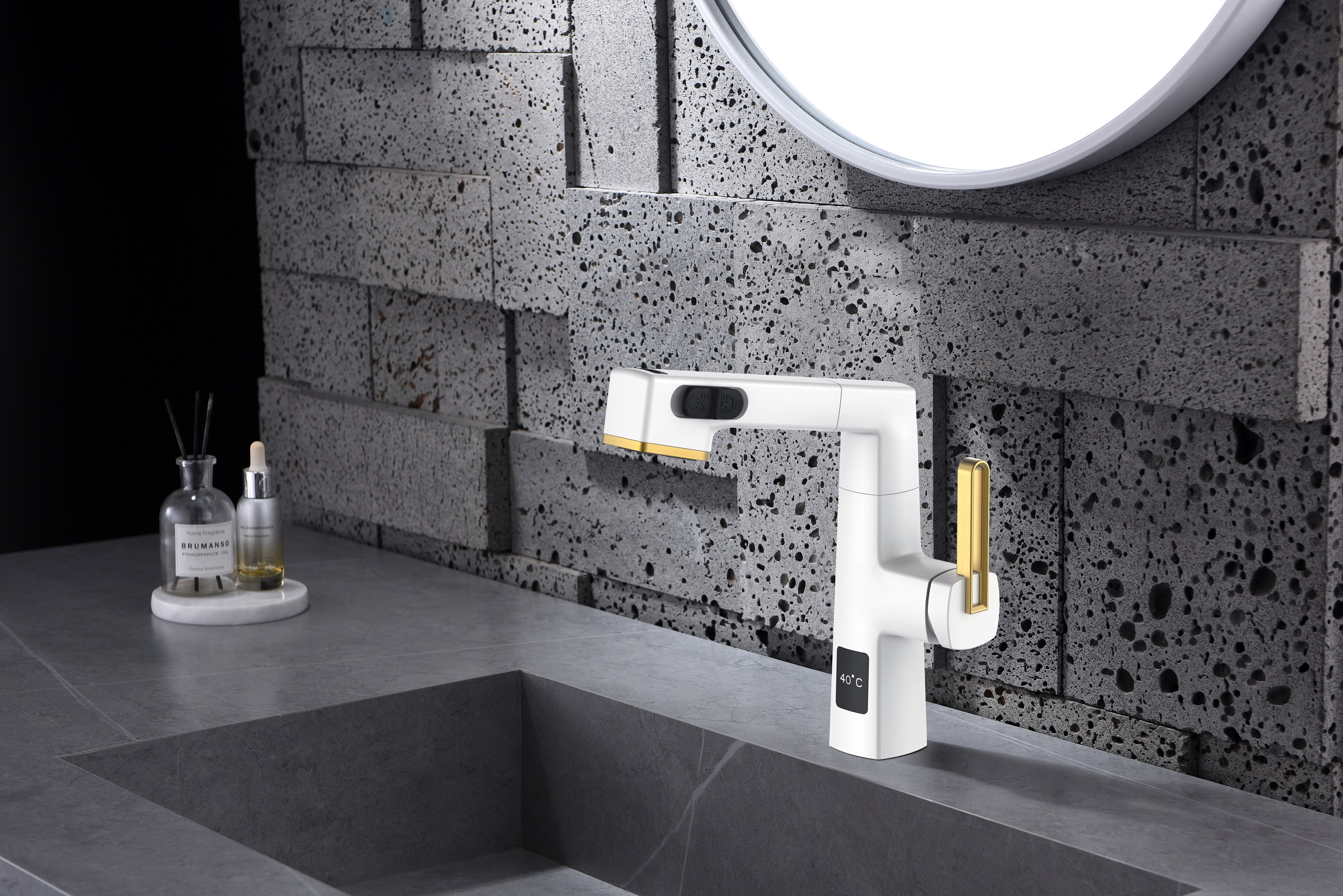  Hauteur réglable de robinet de salle de bains de conception unique blanche et d'or d'affichage de la température